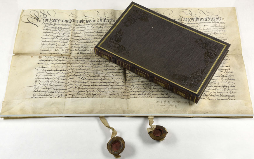Abb. 1: Stiftungsurkunde des Konsistoriums in Rostock vom 8. Februar 1571 (Quelle: Landeshauptarchiv Schwerin, 1.5-1 Kirchenurkunden, Generalia, Nr. 40) Abb. 1: Stiftungsurkunde des Konsistoriums in Rostock vom 8. Februar 1571
