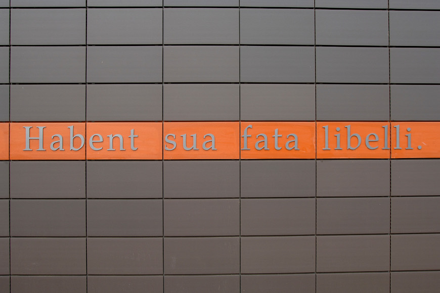 Ausschnitt Schriftband am Magazintrakt der Landesbibliothek mit dem lateinischen Zitat "Habent sua fata libelli". Foto: Kummer Ausschnitt Schriftband am Magazintrakt der Landesbibliothek mit dem lateinischen Zitat "Habent sua fata libelli".
