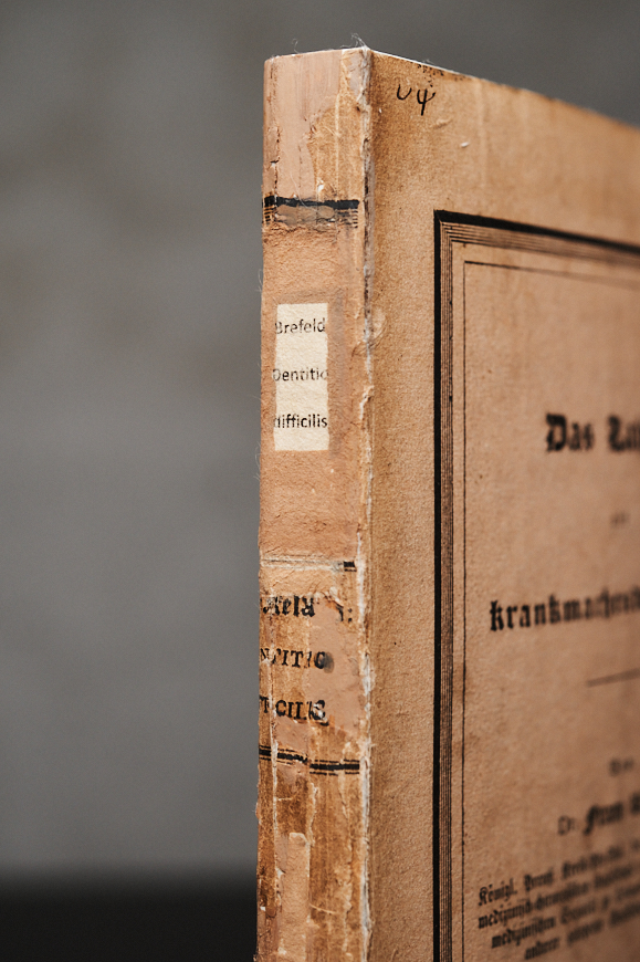 Dentitio difficilis [...]: Buchrücken