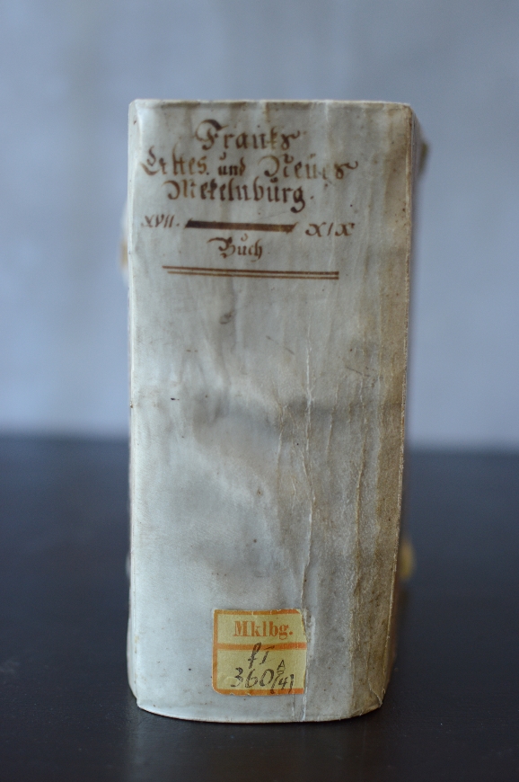 Band 4: Buchrücken © Landesamt für Kultur und Denkmalpflege / Landesbibliothek Mecklenburg-Vorpommern Günther Uecker; Foto: F. Petersen Band 4: Buchrücken