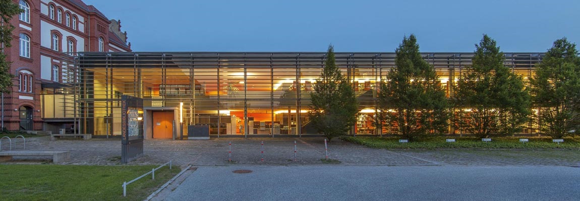 Außenansicht der Landesbibliothek in der Dämmerung