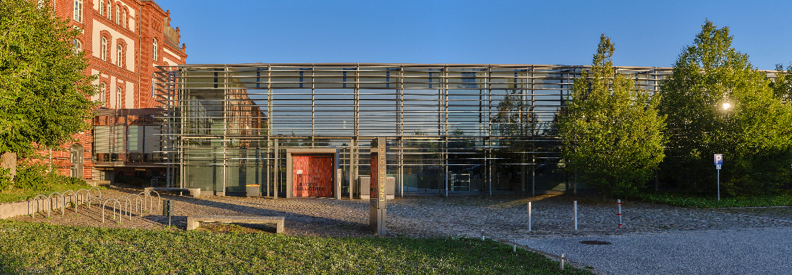 Außenansicht der Landesbibliothek im Sommer