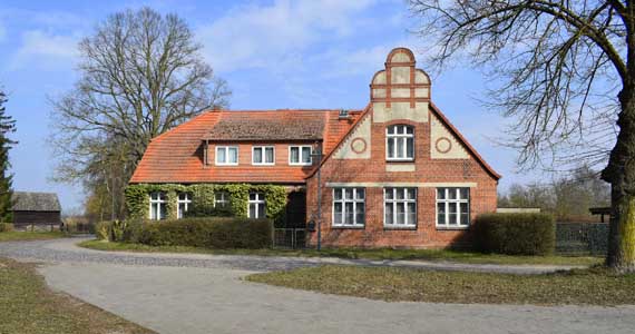 Abb. 1. Groß Methling, Lkr. Mecklenburgische Seenplatte, Groß Methling 40-41, Schule, Südansicht, 2025.