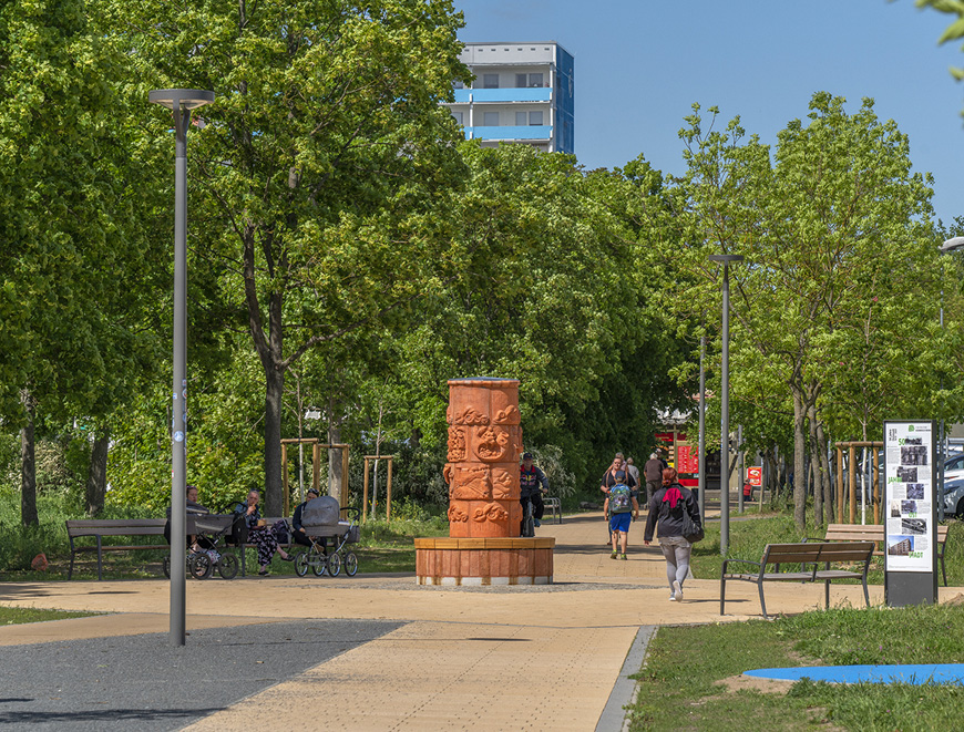 01. Neubrandenburg, Lkr. Mecklenburgische Seenplatte, Grünstreifen zwischen Juri-Gagarin-Ring und Kopernikusstraße, Märchensäule, 2022, Foto: A. Bötefür, Schwerin. 01. Neubrandenburg, Lkr. Mecklenburgische Seenplatte, Grünstreifen zwischen Juri-Gagarin-Ring und Kopernikusstraße, Märchensäule, 2022,