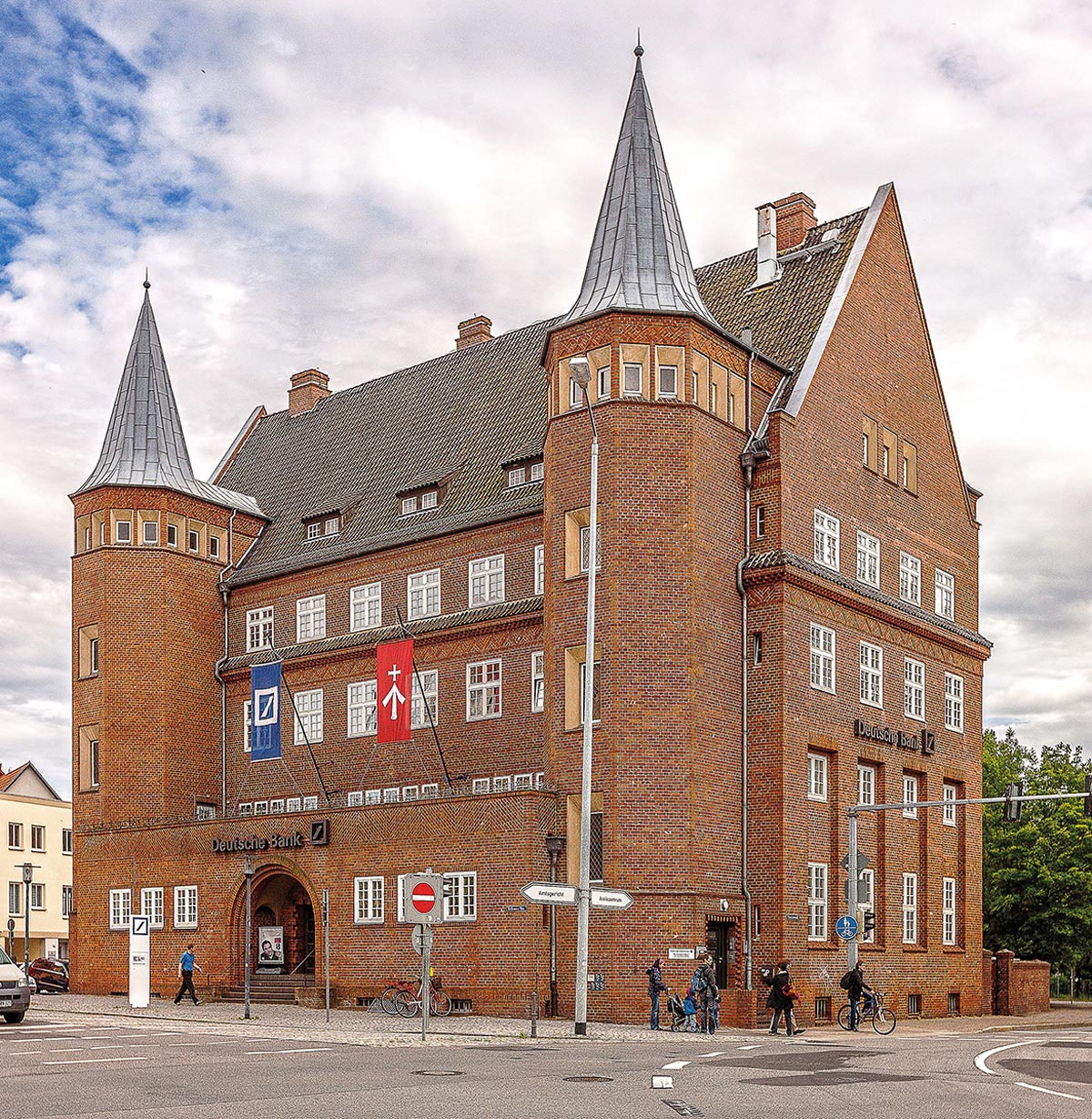 Abb. 1. Stralsund, Tribseer Straße 1, Deutsche Bank, 2012. Foto: Th. Helms, Schwerin Abb. 1. Stralsund, Tribseer Straße 1, Deutsche Bank, 2012.