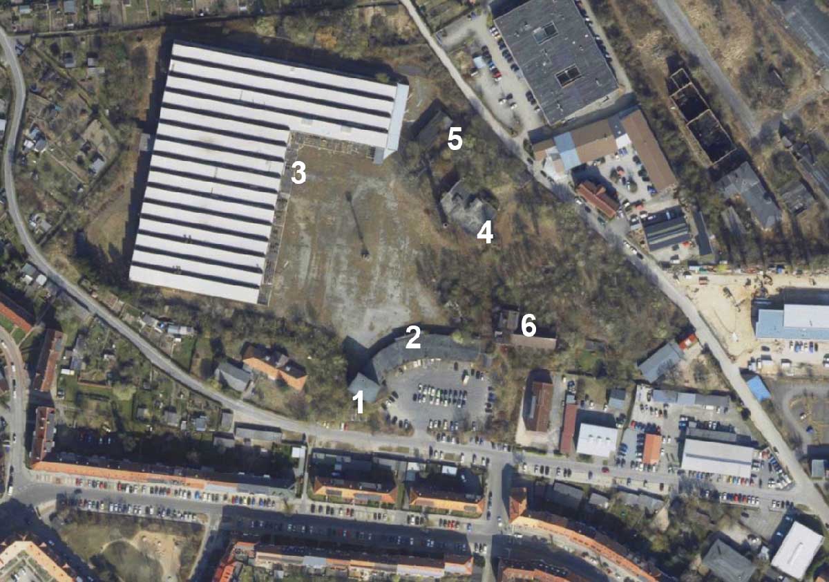 Abb. 2. Schwerin, Mittelweg 7, Kraftfahrzeuginstandsetzungswerk, 1) Verwaltungsgebäude, 2) Wasch- und Pflegedienstflügel, 3) Reparaturhalle, 4) Heizhaus, 5) Trafostation, 6) Kultur- und Sozialgebäude. (Luftbild: LAiV M-V 2025) Abb. 2. Schwerin, Mittelweg 7, Kraftfahrzeuginstandsetzungswerk, 1) Verwaltungsgebäude, 2) Wasch- und Pflegedienstflügel, 3) Reparaturhalle, 4) Heizhaus, 5) Trafostation, 6) Kultur- und Sozialgebäude.