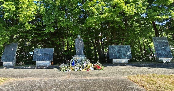 Abb. 2b. Raben Steinfeld, Gedenkstätte zu Ehren der Opfer des Todesmarsches, die Plastik die „Mutter“ mit den vier Relieftafeln.