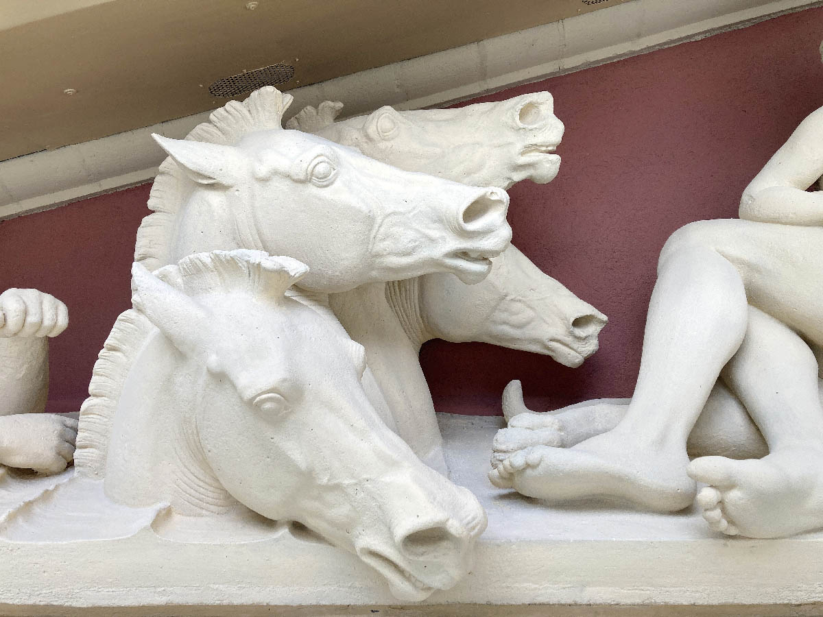 Abb. 3: Landeshauptstadt Schwerin, Alter Garten 3, Galeriegebäude, Rösser des Helios, fertiger Zustand Mai 2025 (Andreas Baumgart) Abb. 3: Landeshauptstadt Schwerin, Alter Garten 3, Galeriegebäude, Rösser des Helios, fertiger Zustand Mai 2025