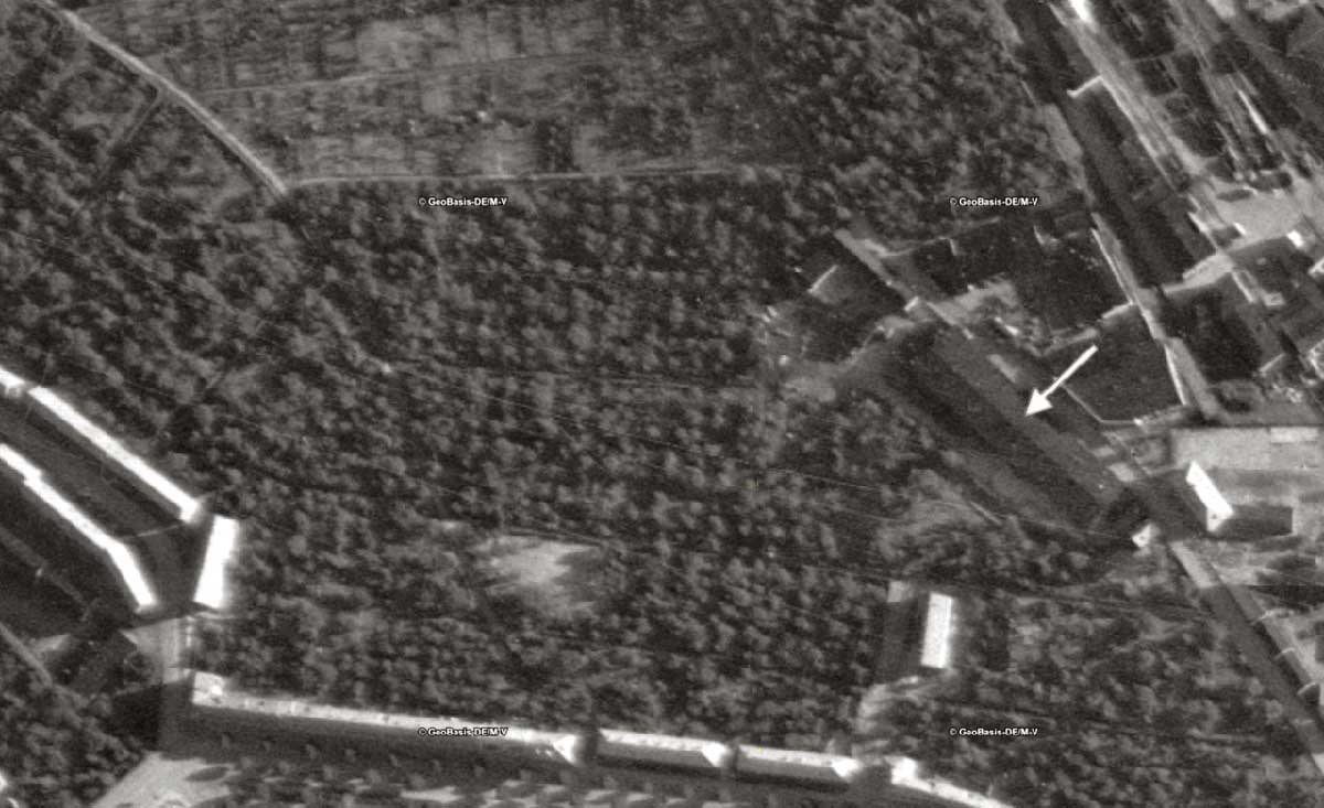 Abb. 3. Schwerin, Mittelweg 7, Gelände des Kraftfahrzeuginstandsetzungswerks mit so genannter Reichsgetreidehalle (Pfeil) vor dessen Standortentwicklung. (WMS Historische Orthophotos 1953 MV) Abb. 3. Schwerin, Mittelweg 7, Gelände des Kraftfahrzeuginstandsetzungswerks mit so genannter Reichsgetreidehalle (Pfeil) vor dessen Standortentwicklung.