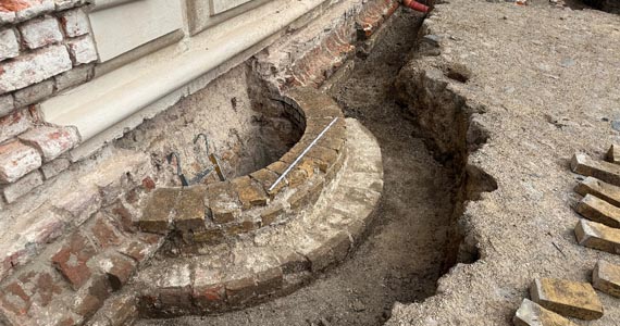 Abb. 4. Schloss Güstrow, Lkr. Rostock, Westflügel mit Fundament eines Aborterkers, 2026.