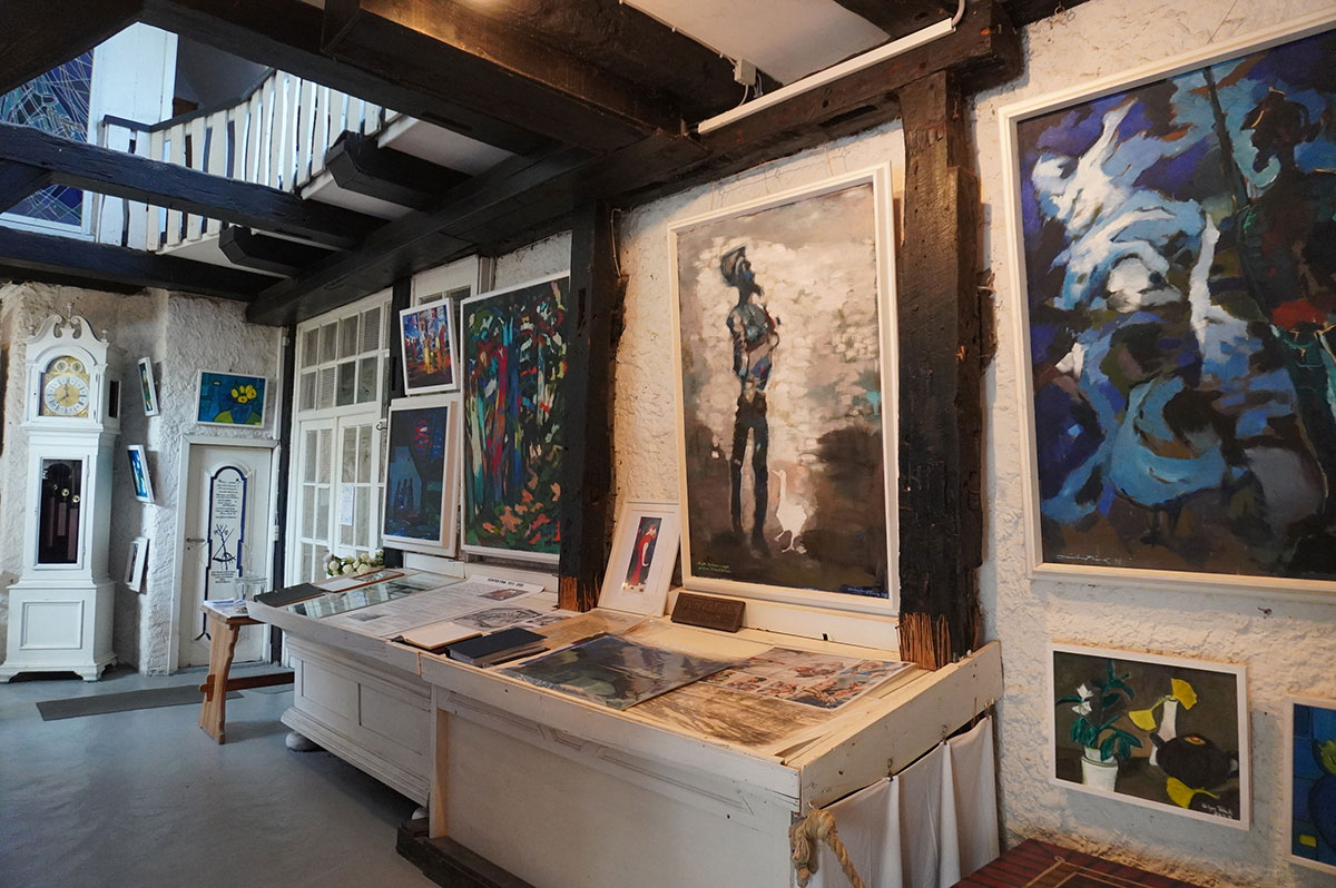 Abb. 4. „Blaue Scheune“, Großer Ausstellungsraum nach Nordwesten mit teilweise geöffneter Decke, 2024. Foto: LAKD MV/LD, T. Seeböck Abb. 4. „Blaue Scheune“, Großer Ausstellungsraum nach Nordwesten mit teilweise geöffneter Decke, 2024.