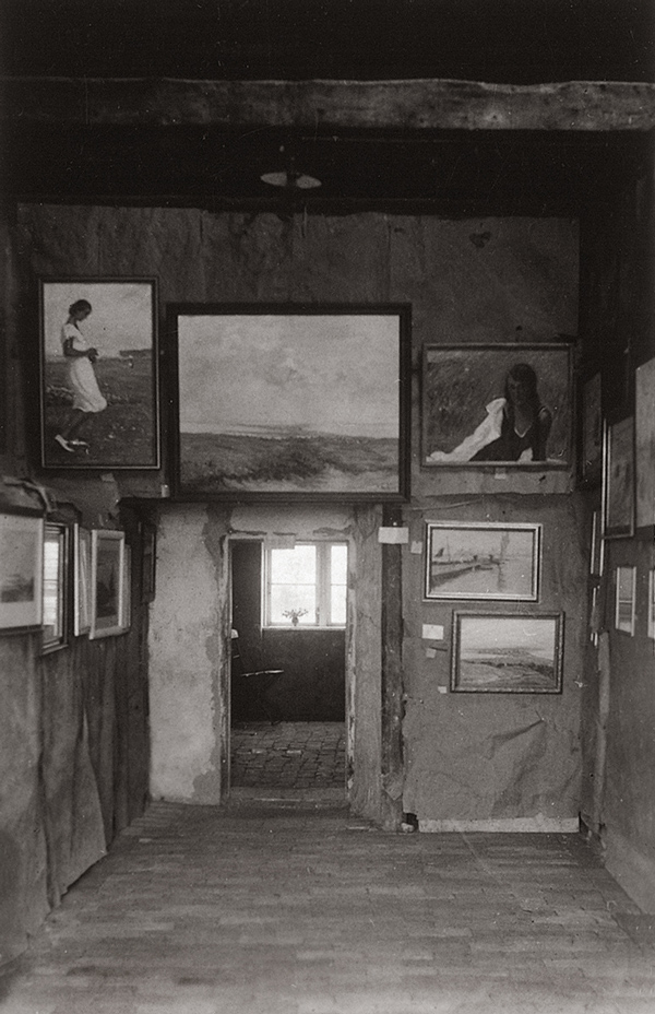 Abb. 5. „Blaue Scheune“, Galerieraum mit Gemälden des „Hiddensoer Künstlerinnenbundes“, historische Aufnahme um 1935. Foto: Heimatmuseum Hiddensee, Nachlass D. Mendel Abb. 5. „Blaue Scheune“, Galerieraum mit Gemälden des „Hiddensoer Künstlerinnenbundes“, historische Aufnahme um 1935.
