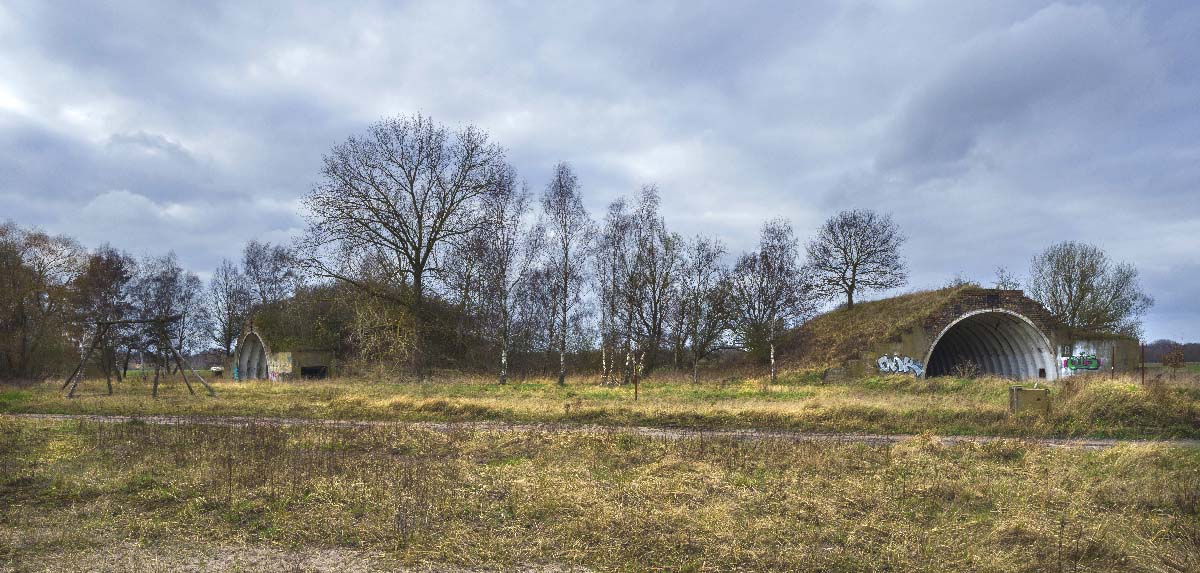 Abb. 6. Bogendeckungen (so genannte Shelter) an der deutschen Start- und Landebahn, 2024.