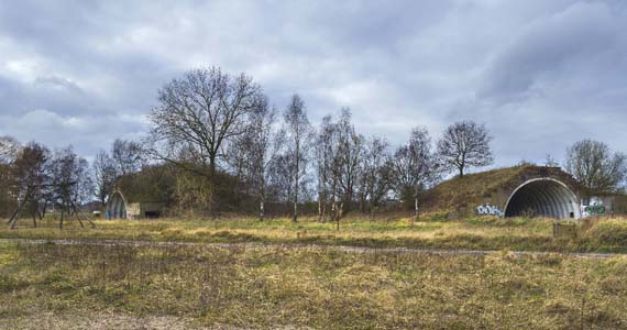 Abb. 6. Bogendeckungen (so genannte Shelter) an der deutschen Start- und Landebahn, 2024.