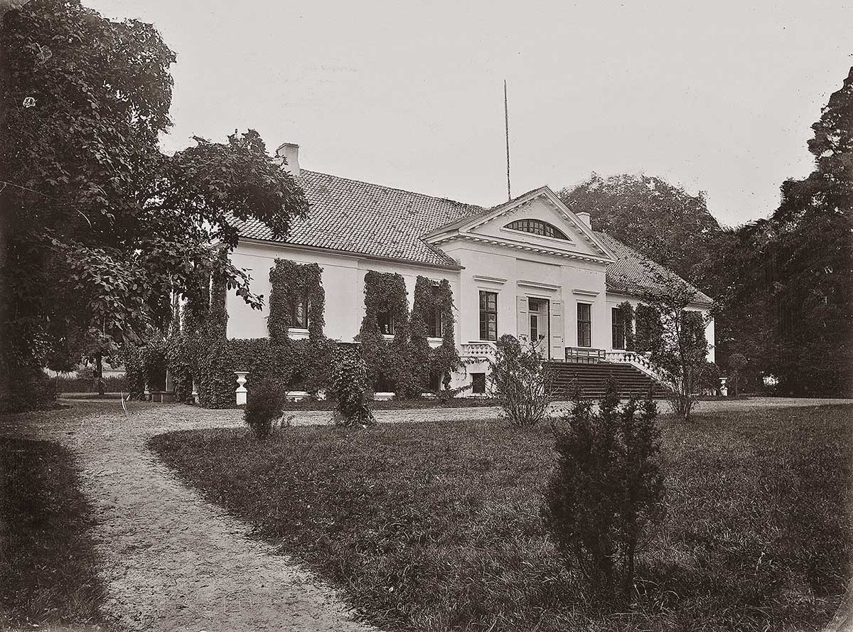 Abb. 6. Stilistische Ähnlichkeiten zwischen dem 1984 abgebrochenen, dem Baumeister Carl Theodor Severin zugeschriebenen Gutshaus in Glashagen (1829) und dem Quellenhaus sind nicht von der Hand zu weisen.