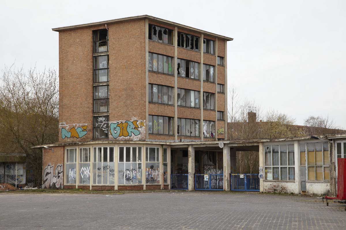 Abb. 6. Schwerin, Mittelweg 7, Kraftfahrzeuginstandsetzungswerk, Verwaltungsgebäude mit Durchfahrt zum Werksgelände und im Bildausschnitt angeschnittenem anschließenden Wasch- und Pflegedienstflügel. (LAKD-MV/LD, A. Bötefür, 2015) Abb. 6. Schwerin, Mittelweg 7, Kraftfahrzeuginstandsetzungswerk, Verwaltungsgebäude mit Durchfahrt zum Werksgelände und im Bildausschnitt angeschnittenem anschließenden Wasch- und Pflegedienstflügel.