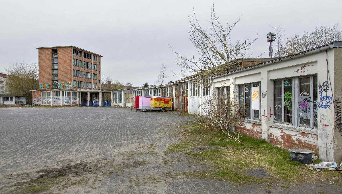 Abb. 7. Schwerin, Mittelweg 7, Kraftfahrzeuginstandsetzungswerk, Verwaltungsgebäude mit Durchfahrt zum Werksgelände und anschließendem Wasch- und Pflegedienstflügel. (LAKD-MV/LD, A. Bötefür, 2015) Abb. 7. Schwerin, Mittelweg 7, Kraftfahrzeuginstandsetzungswerk, Verwaltungsgebäude mit Durchfahrt zum Werksgelände und anschließendem Wasch- und Pflegedienstflügel.