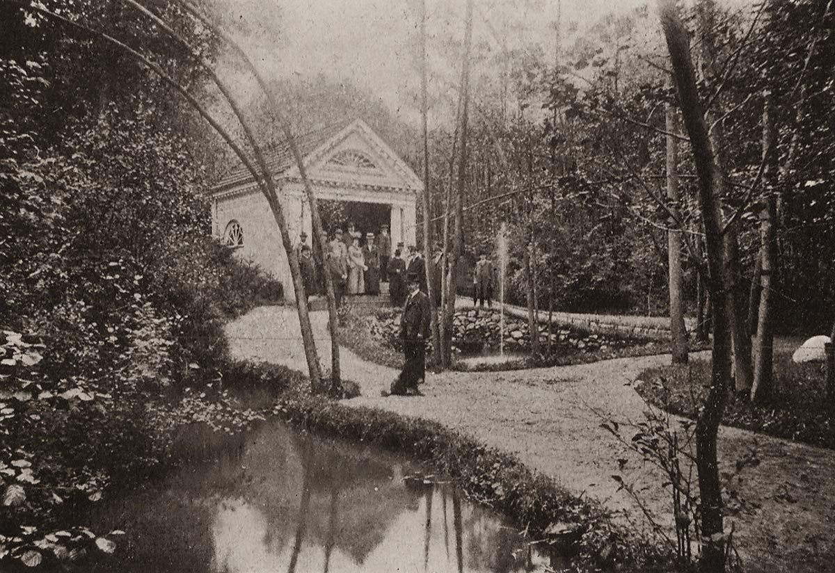 Abb. 8. Früheste Fotografie des Quellenhauses vom 13.06.1909. Es zeigt die Mitglieder des Mecklenburgischen Heimatbundes nach ihrer Hauptversammlung in Doberan. In: Mecklenburg.