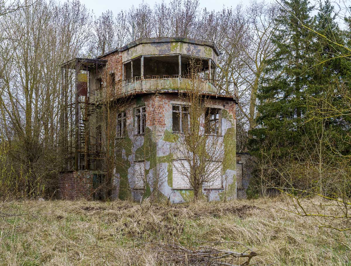 Abb. 9. Tower mit Dienstgebäude am östlichen Flugfeld in Resten der Camouflage-Farbfassung, 2024.