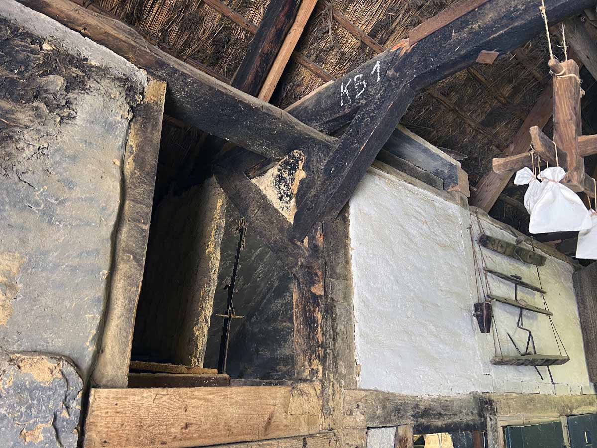 Abb. 10. Göhren, Lkr. Vorpommern-Rügen, Thiessower Str. 7, Rookhus, Verblattung Fach- und Dachwerk, 2026.