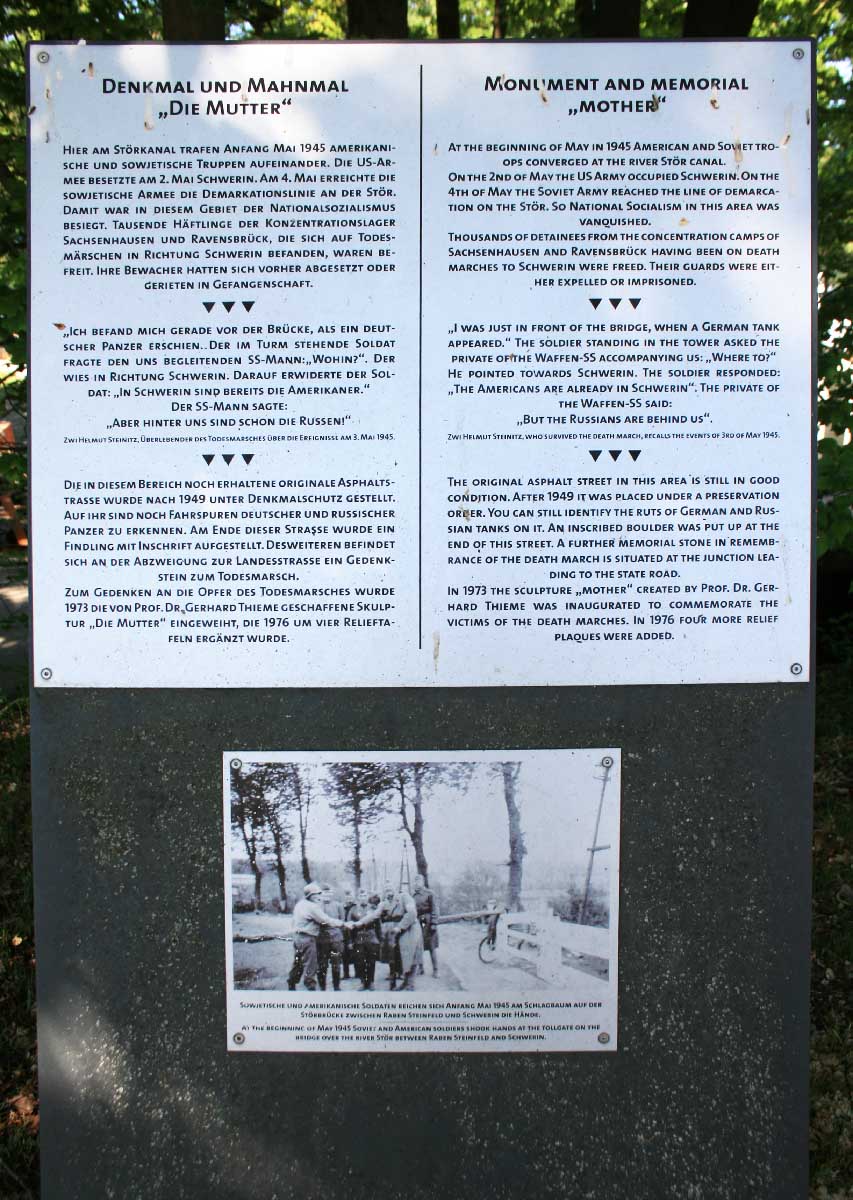 Abb. 11. Raben Steinfeld, Gedenkstätte zu Ehren der Opfer des Todesmarsches, Erklärungstafel, die die Gedenkstätte und die gezeigte Darstellung in den historischen Kontext setzt. (LAKD M-V/LD, F. Pixberg) Abb. 11. Raben Steinfeld, Gedenkstätte zu Ehren der Opfer des Todesmarsches, Erklärungstafel, die die Gedenkstätte und die gezeigte Darstellung in den historischen Kontext setzt.