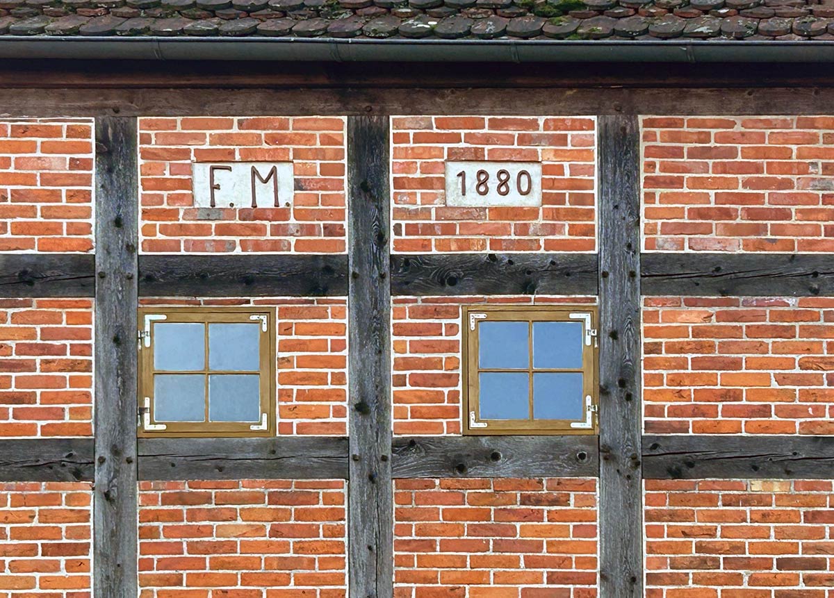 Abb. 12. Schmiede in Altenhagen, Giebelinschrift des Bauherrn Friedrich Müller mit Datierung 1880, als das Gebäude wohl in der Außenhülle erneuert wurde, 2024. Foto: LAKD M-V/LD, S. Dähmlow Abb. 12. Schmiede in Altenhagen, Giebelinschrift des Bauherrn Friedrich Müller mit Datierung 1880, als das Gebäude wohl in der Außenhülle erneuert wurde, 2024.