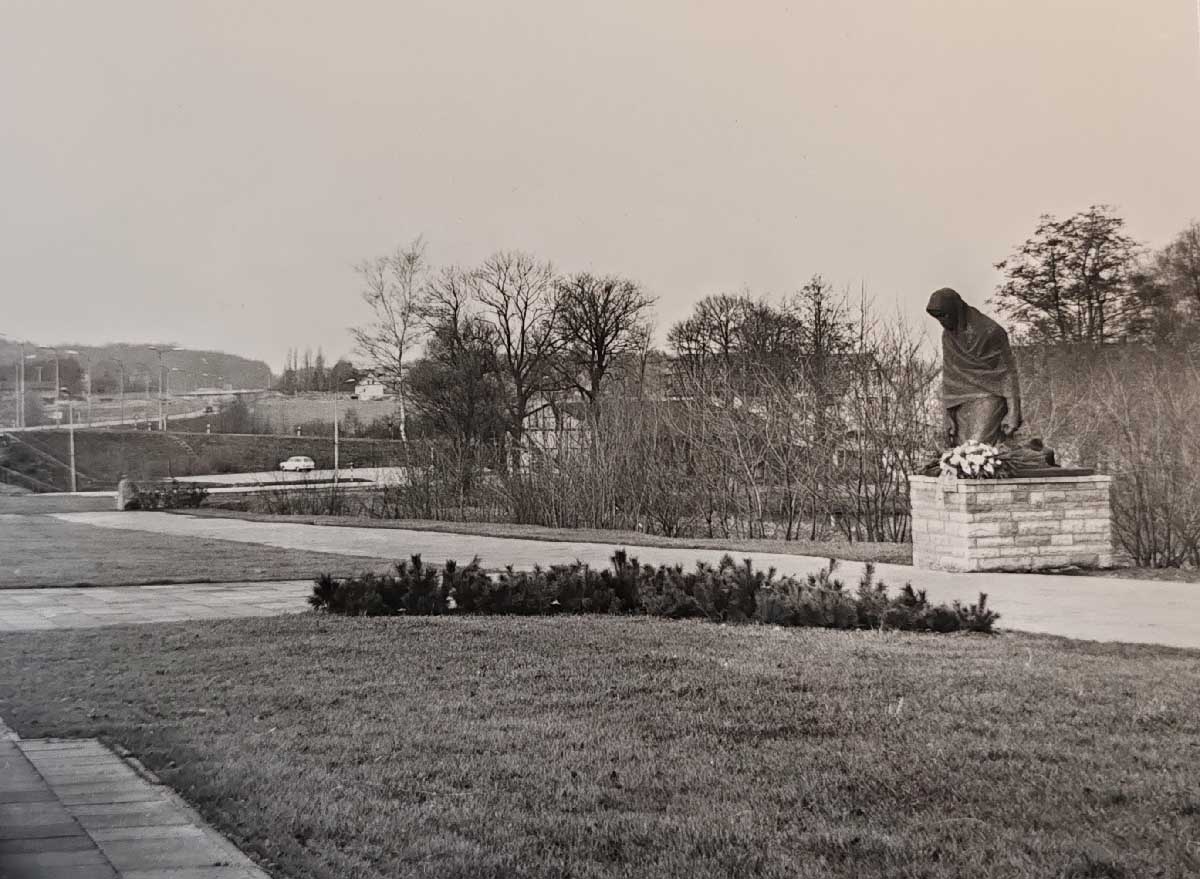Abb. 14. Raben Steinfeld, Gedenkstätte zu Ehren der Opfer des Todesmarsches, Gesamtanlage der Gedenkstätte nach der Fertigstellung 1973, noch ohne die Relieftafeln, die die „Mutter“ heute flankieren. (LAKD M-V/LD, F. Pixberg) Abb. 14. Raben Steinfeld, Gedenkstätte zu Ehren der Opfer des Todesmarsches, Gesamtanlage der Gedenkstätte nach der Fertigstellung 1973, noch ohne die Relieftafeln, die die „Mutter“ heute flankieren.