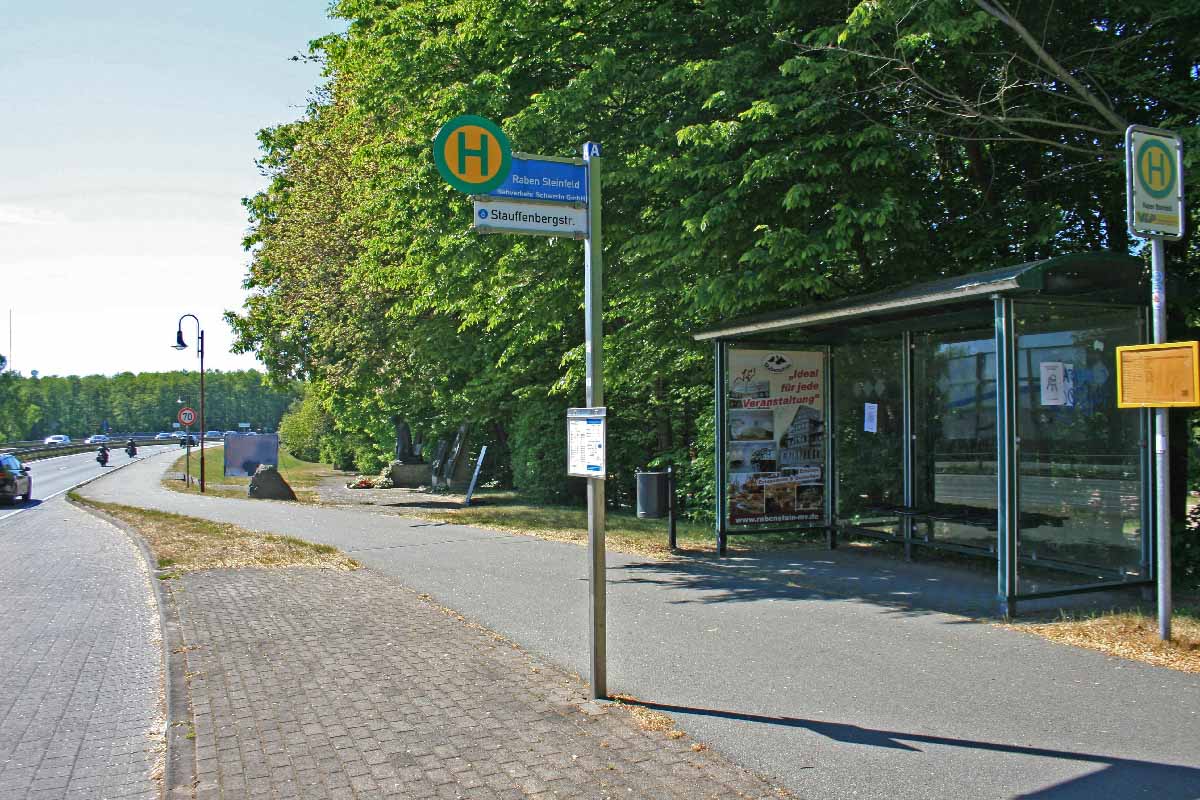 Abb. 18. Raben Steinfeld, Gedenkstätte zu Ehren der Opfer des Todesmarsches, das Buswartehäuschen neben der Gedenkstätte. (LAKD M-V/LD, F. Pixberg) Abb. 18. Raben Steinfeld, Gedenkstätte zu Ehren der Opfer des Todesmarsches, das Buswartehäuschen neben der Gedenkstätte.