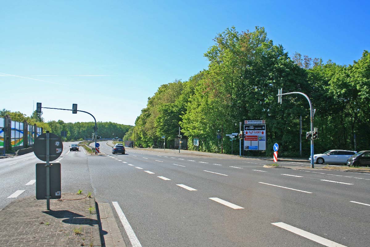 Abb. 19. Raben Steinfeld, Gedenkstätte zu Ehren der Opfer des Todesmarsches, die Verkehrssituation vor der Gedenkstätte heute. (LAKD M-V/LD, F. Pixberg) Abb. 19. Raben Steinfeld, Gedenkstätte zu Ehren der Opfer des Todesmarsches, die Verkehrssituation vor der Gedenkstätte heute.