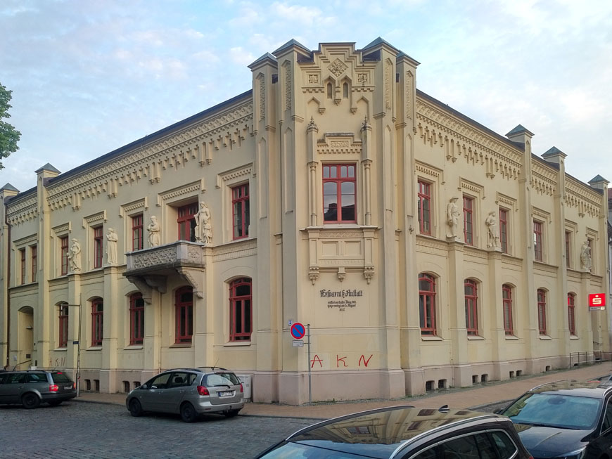Abb. 1. Landeshauptstadt Schwerin, Puschkinstraße 2-4/Lindenstraße 1, ehem. Ersparnisanstalt (Sparkasse). (LAKD M-V/LD, D. Handorf) Abb. 1. Landeshauptstadt Schwerin, Puschkinstraße 2-4/Lindenstraße 1, ehem. Ersparnisanstalt (Sparkasse).