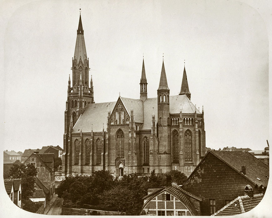 Abb. 1. Landeshauptstadt Schwerin, St. Paulskirche von Südosten um 1870. (LAKD M-V/LD, Fotosammlung)