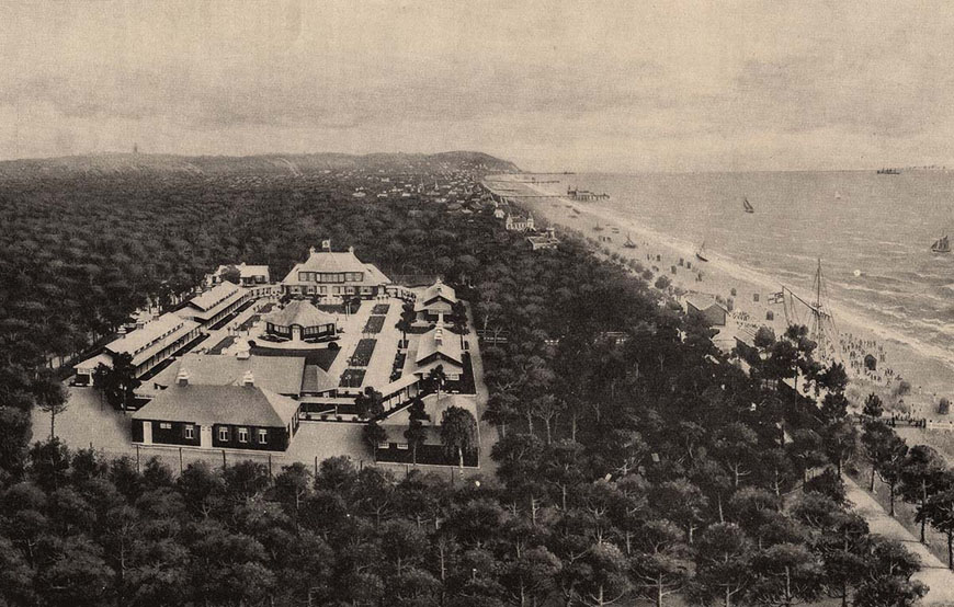 Abb. 1. Ahlbeck, Lkr. Vorpommern-Greifswald, Dünenstraße 2, Modell des Kaiser-Wilhelm-Kinderheims, 1912. (Quelle: Christoph & Unmack: Das Kaiser-Wilhelm-Kinderheim Ahlbeck. Niesky, 1914, S. 2) Abb. 1. Ahlbeck, Lkr. Vorpommern-Greifswald, Dünenstraße 2, Modell des Kaiser-Wilhelm-Kinderheims, 1912.