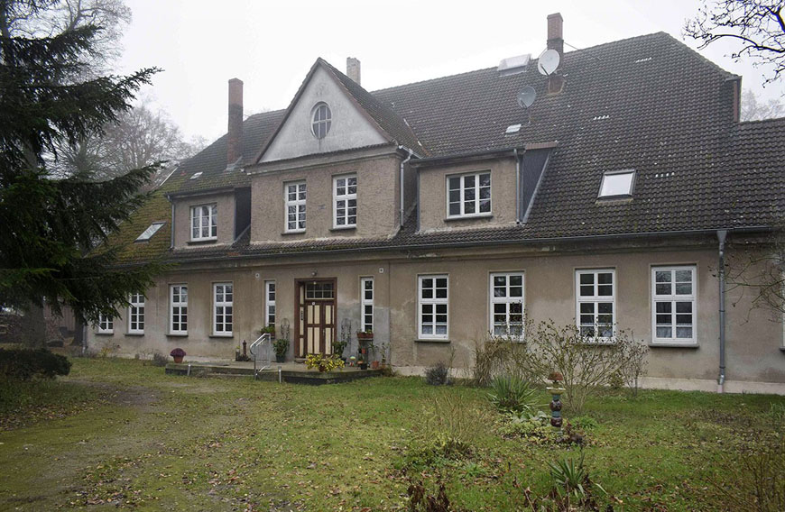 Abb. 2. Wolkow, Lkr. Mecklenburgische Seenplatte, Gutshaus Fassade, November 2019 (Foto: LAKD M-V/ LD, B. Dräger-Kneißl). Abb. 2. Wolkow, Lkr. Mecklenburgische Seenplatte, Gutshaus Fassade, November 2019