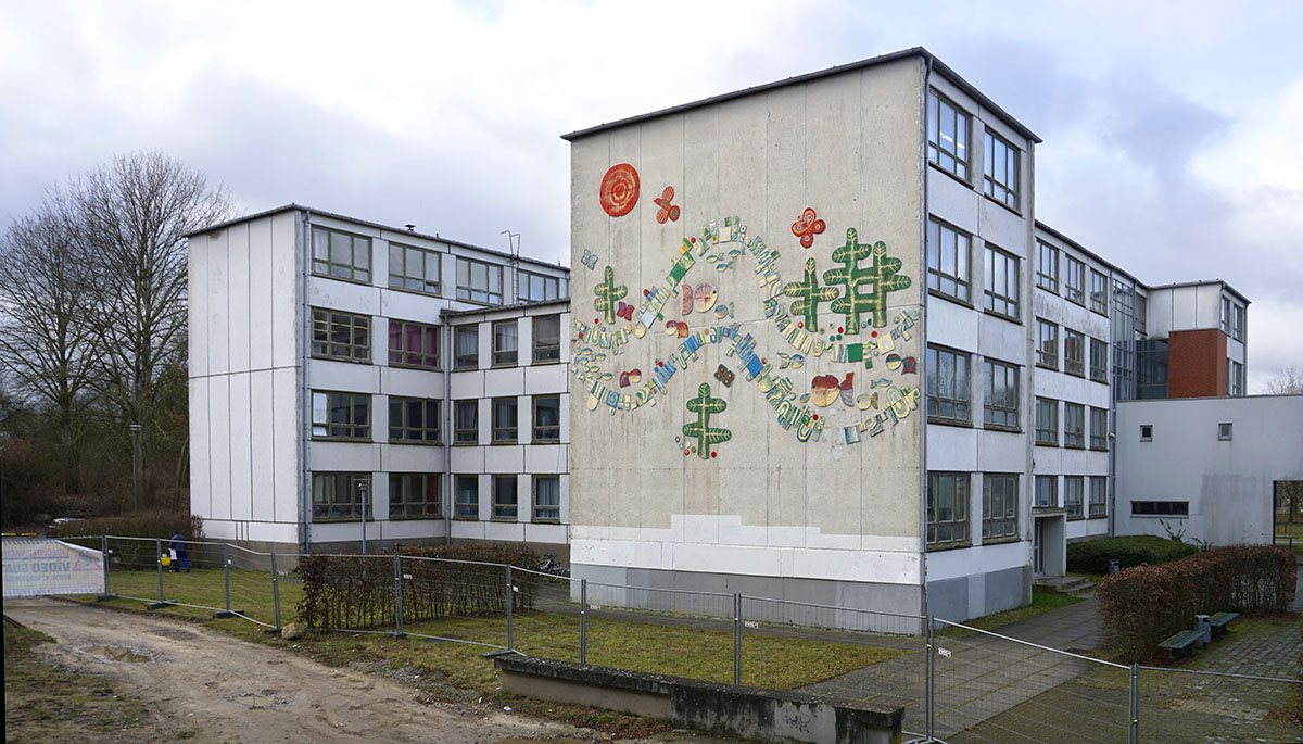 Abb. 1. Landeshauptstadt Schwerin, Ortsteil Lankow, ehemalige Ingenieur- und Berufsschule, Wandbild, Hans-Joachim Bruhn, von NO, 2020. (LAKD M-V/LD, J. Kirchner) Abb. 1. Landeshauptstadt Schwerin, Ortsteil Lankow, ehemalige Ingenieur- und Berufsschule, Wandbild, Hans-Joachim Bruhn, von NO, 2020.