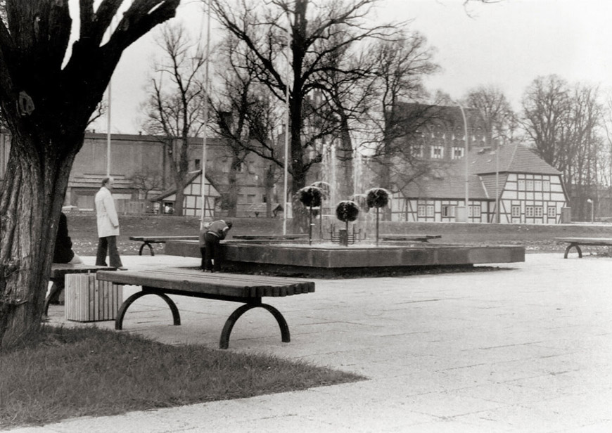 Abb. 1. Neubrandenburg, Kulturpark, Bänke und Wasserspiele im Eingangsbereich (Foto: H. Krebber, um 1980). (Foto: H. Krebber, um 1980). Abb. 1. Neubrandenburg, Kulturpark, Bänke und Wasserspiele im Eingangsbereich (Foto: H. Krebber, um 1980).