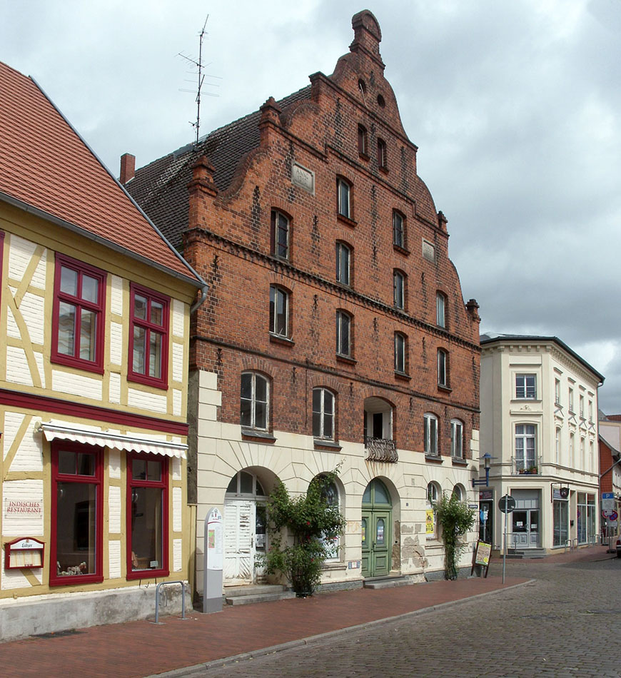 Abb. 1. Parchim, Lkr. Ludwigslust-Parchim, Lindenstraße 6, ehemaliger Speicher, 2015. (Foto: LAKD M-V/LD, Dr. Jan Schirmer) Abb. 1. Parchim, Lkr. Ludwigslust-Parchim, Lindenstraße 6, ehemaliger Speicher, 2015.
