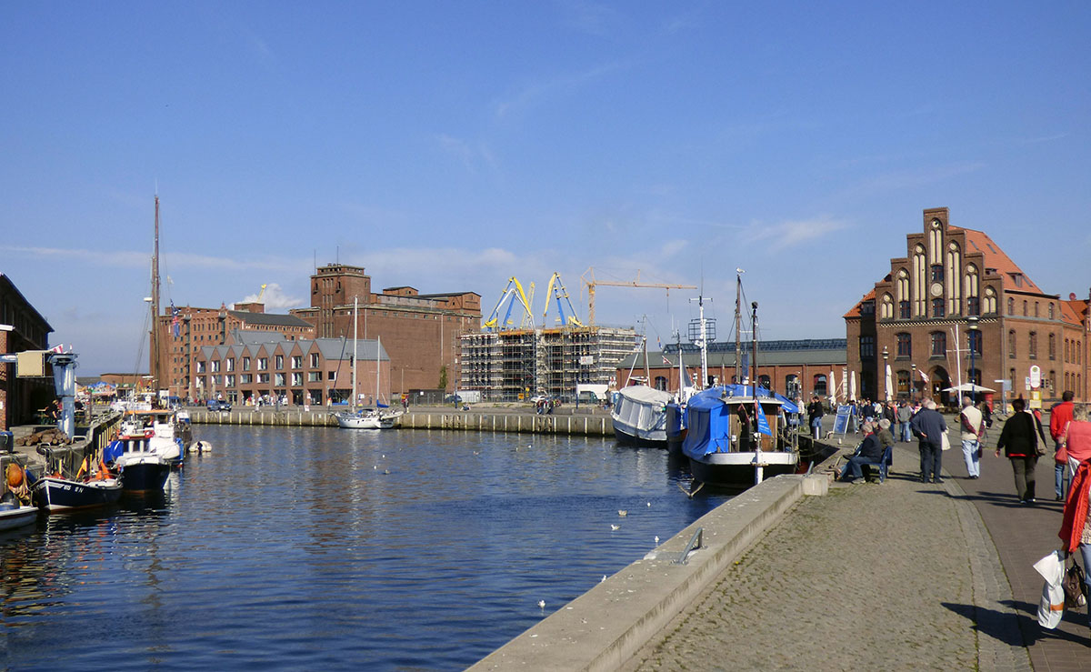Abb. 1. Wismar, Lkr. Nordwestmecklenburg, Alter Hafen, Hafenbecken und Kai-Areal von Süden, 2015. Foto: LAKD M-V/LD, A. Krug Abb. 1. Wismar, Lkr. Nordwestmecklenburg, Alter Hafen, Hafenbecken und Kai-Areal von Süden, 2015.
