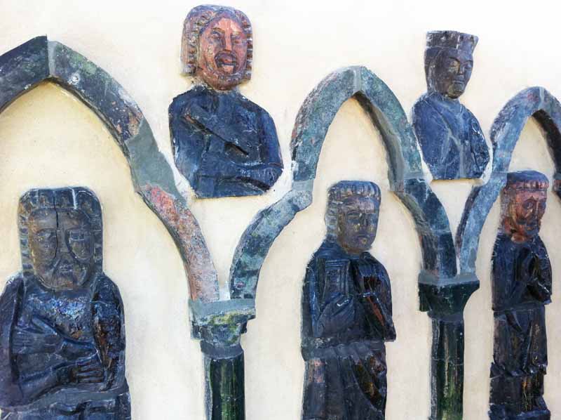 Detail des Apostelfrieses aus mittelalterlichen, glasierten Tonfiguren nach der Restaurierung. In den Zwickeln über der kleeblattartigen Blendarchitektur sind Propheten als Halbfiguren dargestellt Foto: LAKD Detail des Apostelfrieses aus mittelalterlichen, glasierten Tonfiguren nach der Restaurierung. In den Zwickeln über der kleeblattartigen Blendarchitektur sind Propheten als Halbfiguren dargestellt