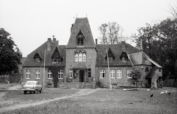 Pinnow, Lkr. Mecklenburgische Seenplatte, Dorfstraße 36, Fassade des Gutshauses, 20.09.1963 Foto: LAKD/AD, A. Niendorf Pinnow, Lkr. Mecklenburgische Seenplatte, Dorfstraße 36, Fassade des Gutshauses, 20.09.1963