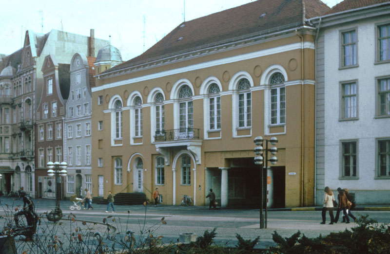Rostock, Herzogliches Theater am Universitätsplatz, Platzfassade 1983 Foto: Foto-Sammlung LAKD MV/LD Rostock, Herzogliches Theater am Universitätsplatz, Platzfassade 1983