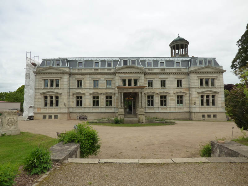 Kaarz, Lkr. Ludwigslust-Parchim, Herrenhaus, Südseite, Zustand während der Sanierung 201516.jpg Foto: LAKD M-V/LD, S. Schöfbeck Kaarz, Lkr. Ludwigslust-Parchim, Herrenhaus, Südseite, Zustand während der Sanierung 201516.jpg