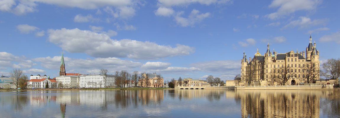 Schweriner Ensemble mit Schloss