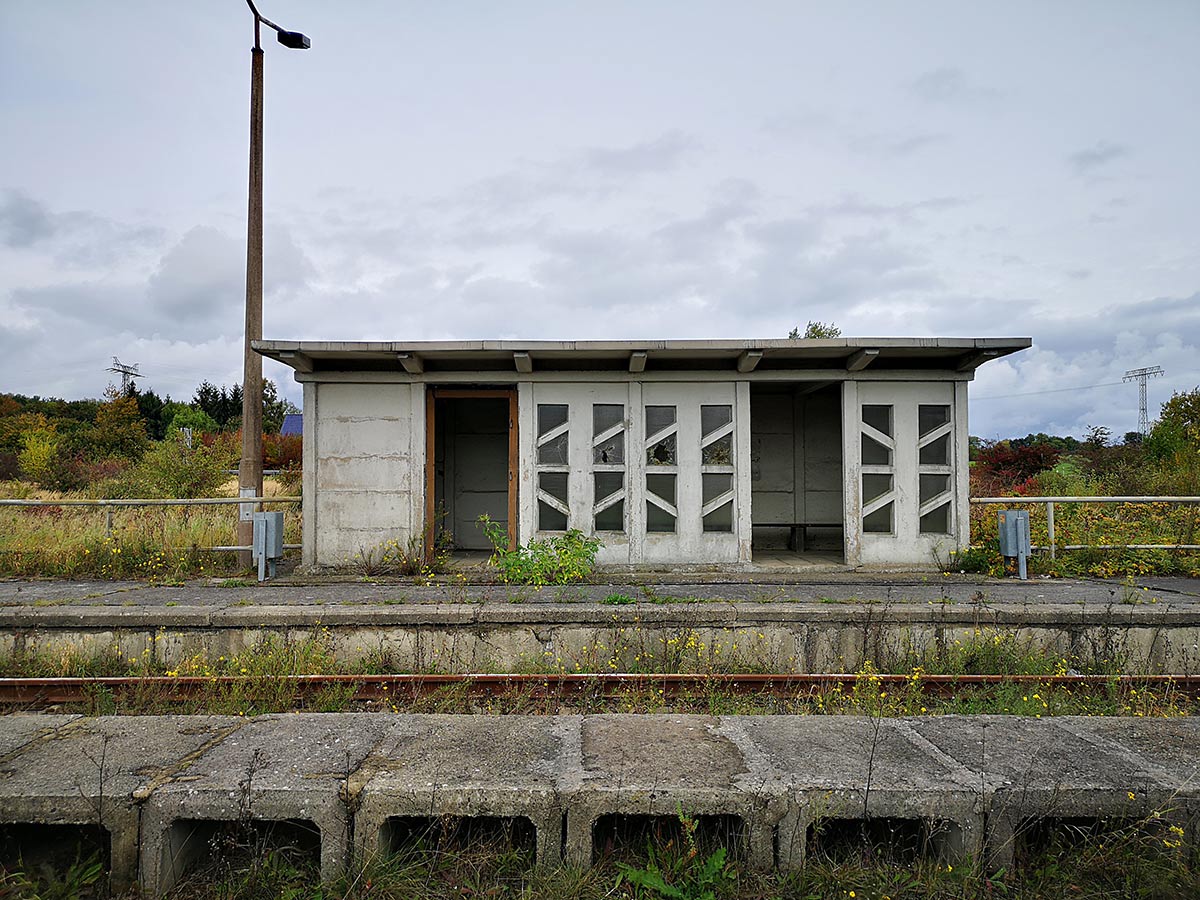 Abb. 3. Mukran, Lkr. Vorpommern-Rügen, Gelände des ehemaligen Eisenbahn-Fährhafens, Haltestelle Mukran-Mitte, südöstliches Wartehäuschen, von Nordwest Foto: F. Biederstaedt, 2021. Abb. 3. Mukran, Lkr. Vorpommern-Rügen, Gelände des ehemaligen Eisenbahn-Fährhafens, Haltestelle Mukran-Mitte, südöstliches Wartehäuschen, von Nordwest