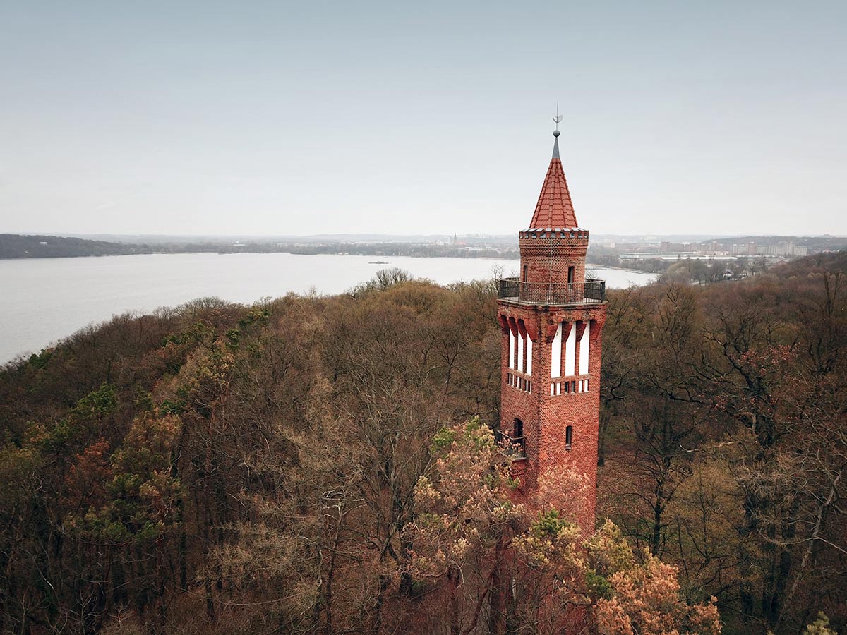 Abb. 1.Neubrandenburg, Lkr. Mecklenburgische Seenplatte, Aussichtsturm auf Behm’s Höhe (1905) am Tollensesee mit der Stadt Neubrandenburg am Horizont, 2019. Foto: neueins Regionalfernsehen Abb. 1.Neubrandenburg, Lkr. Mecklenburgische Seenplatte, Aussichtsturm auf Behm’s Höhe (1905) am Tollensesee mit der Stadt Neubrandenburg am Horizont, 2019.