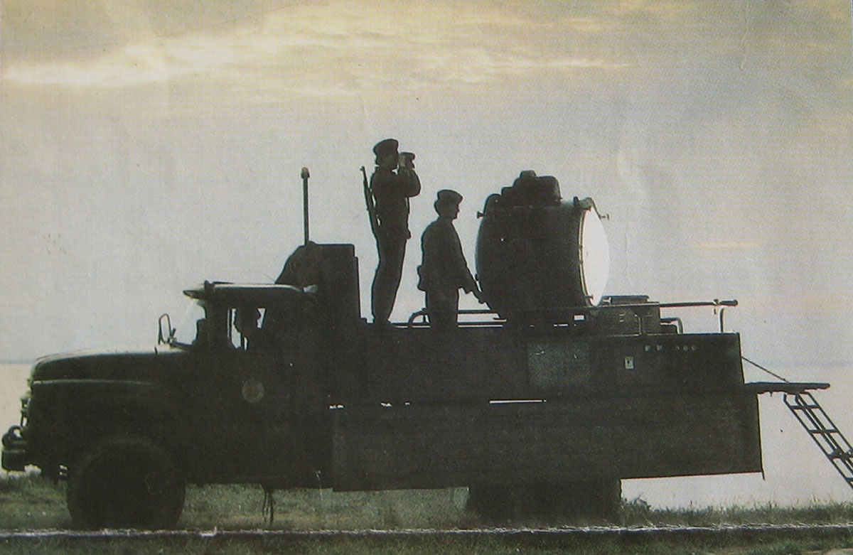 Mobile Scheinwerferstellung, um 1980: russisches Militärfahrzeug Typ SIL 130 mit zwei Soldaten und einem großen Suchscheinwerfer (Sammlung Grenzturm e. V.) Mobile Scheinwerferstellung, um 1980: russisches Militärfahrzeug Typ SIL 130 mit zwei Soldaten und einem großen Suchscheinwerfer