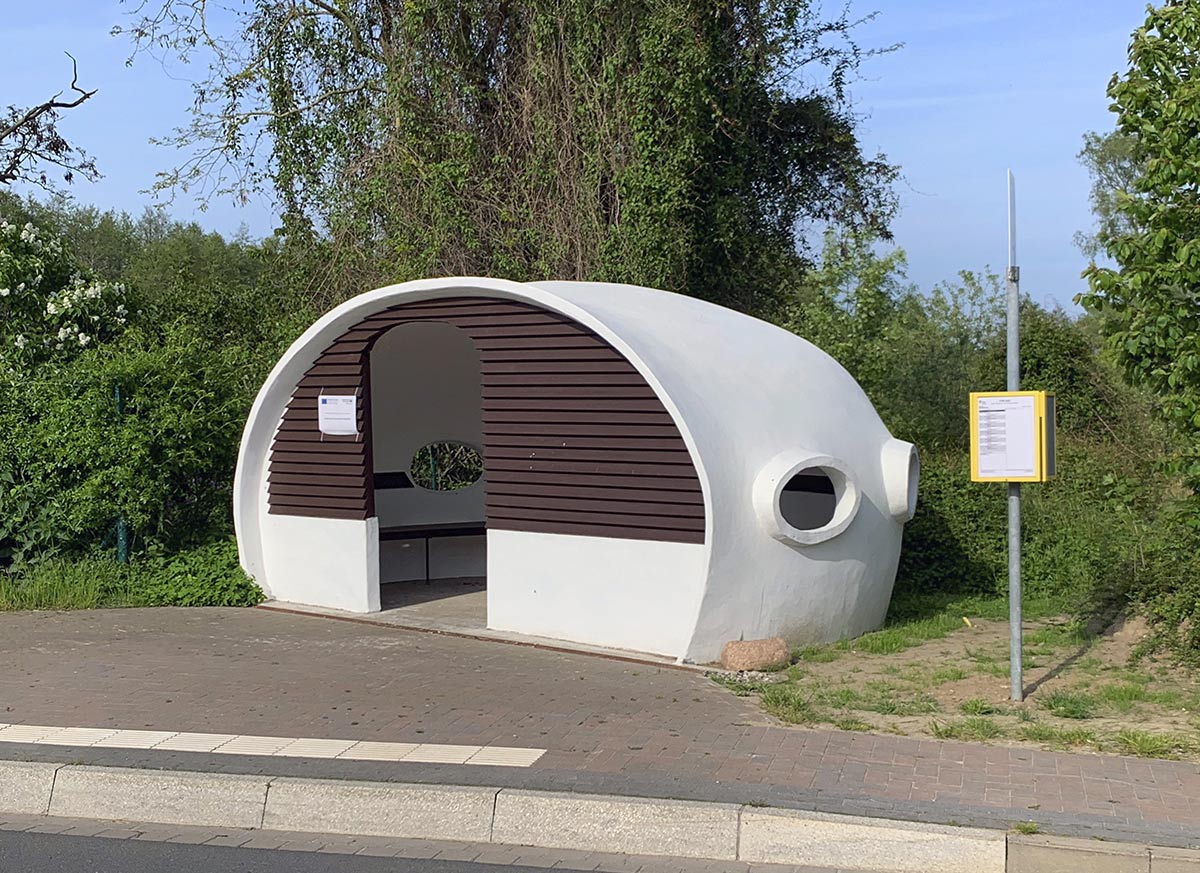 Abb. 2. Buschvitz, Landkreis Vorpommern-Rügen, Am Bodden, Buswartehäuschen von Südwesten, 2019 Foto: LAKD MV/LD, T. Seeböck Abb. 2. Buschvitz, Landkreis Vorpommern-Rügen, Am Bodden, Buswartehäuschen von Südwesten, 2019