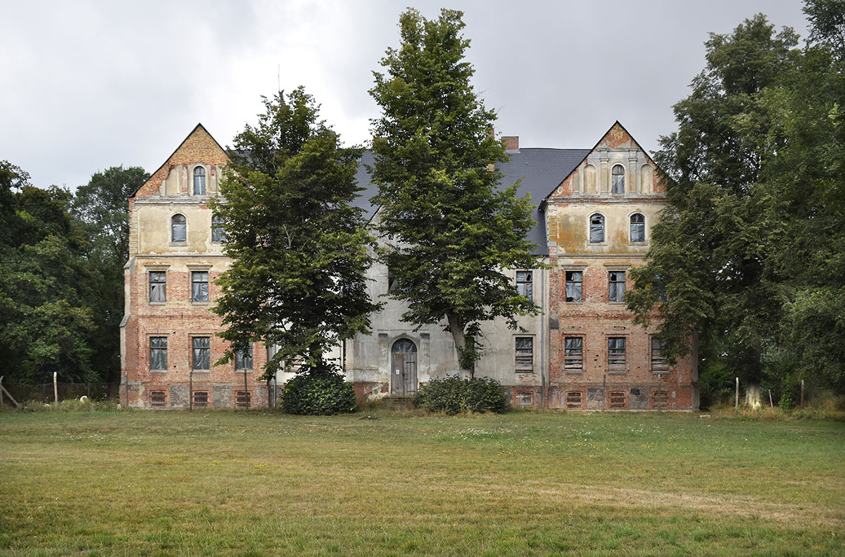 Abb.1. Lüssow, Lkr. Vorpommern-Greifswald, Gutshaus, Hauptfassade, 2018. (Foto: LAKD MV/LD B. Dräger-Kneißl) Abb.1. Lüssow, Lkr. Vorpommern-Greifswald, Gutshaus, Hauptfassade, 2018.