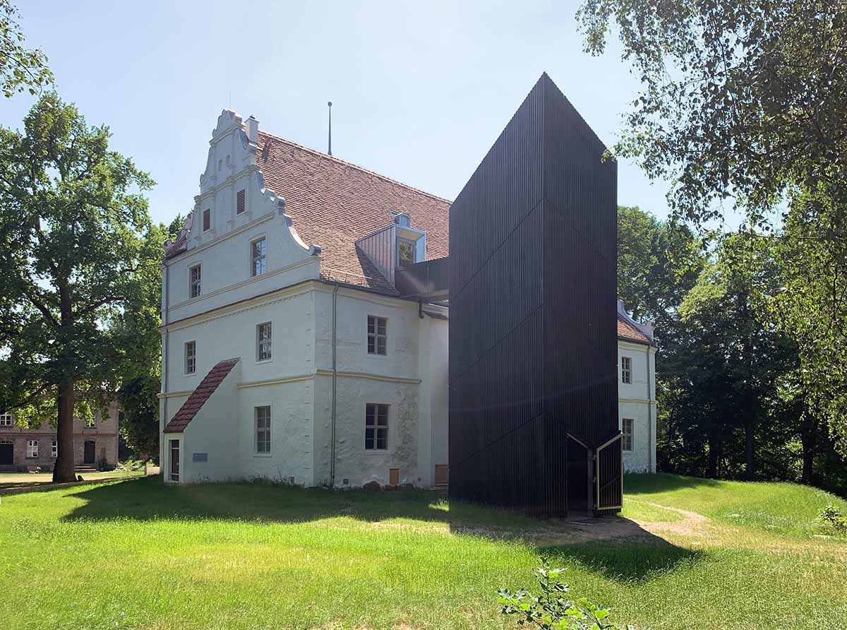 Abb. 14. Quilow, Lkr. Vorpommern-Greifswald, Wasserschloss nach Abschluss der denkmalgerechten Sanierung, Blick von Nordwesten (LAKD-MV, LD, A. Krug, 2021) Abb. 14. Quilow, Lkr. Vorpommern-Greifswald, Wasserschloss nach Abschluss der denkmalgerechten Sanierung, Blick von Nordwesten