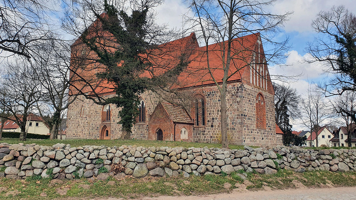 Abb. 1. Lohmen, Lkr. Rostock, Dorfkirche, äußere Ansicht von Südosten. 
