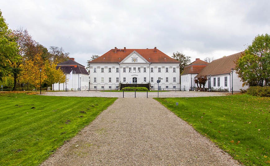Abb. 1. Hohenzieritz, Lkr. Mecklenburgische Seenplatte, Schlossanlage, 2014. (LAKD-MV/ LD, A. Bötefür) Abb. 1. Hohenzieritz, Lkr. Mecklenburgische Seenplatte, Schlossanlage, 2014.